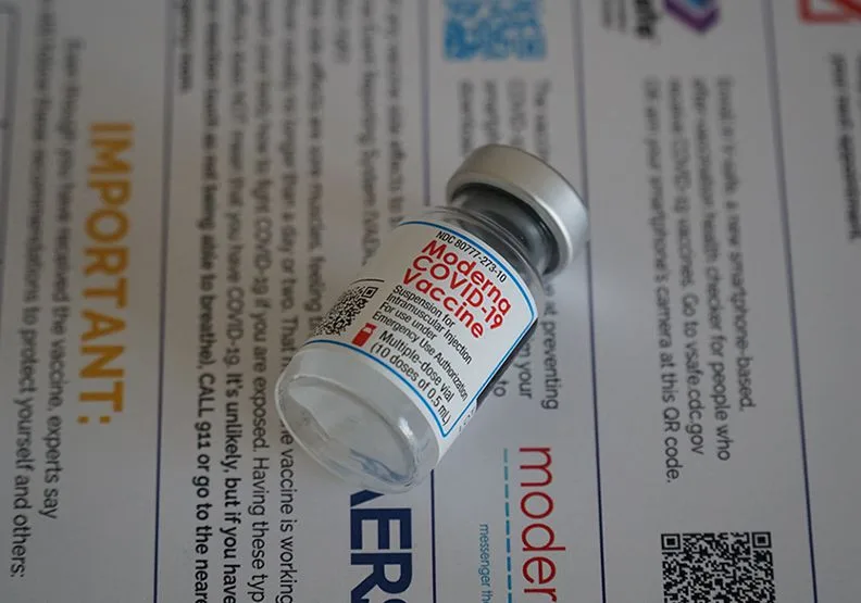 疫苗到貨又有新進展！中央流行疫情指揮中心證實，約24萬劑莫德納疫苗將於今天下午4時左右抵台，疫苗效期至今年12月15日。Unsplash by Ian Hutchinson