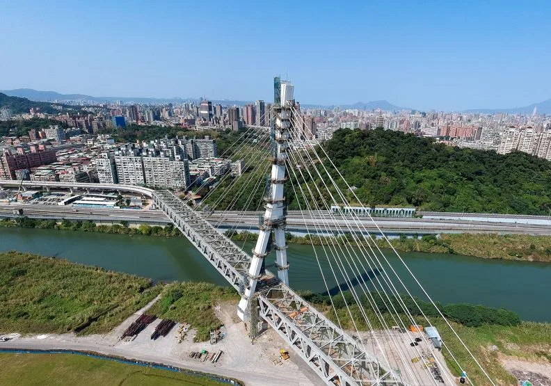 安坑輕軌創新許多軌道工程之最的安心橋，為國內最長跨距的軌道橋，中心橋塔更達40層樓高，成為新店地區新地標與亮點。 
