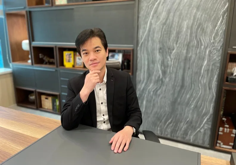 吾蜂美味集團總經理吳宣賢表示，將補助員工居家辦公的筆電設備及線上進修課程費用。吾蜂美味集團提供