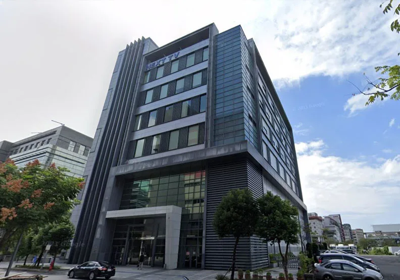 台北市內湖區壹電視大樓7日早上發現一名攝影師猝死廁所，死者8日於經證實確診。壹電視回應，今將在公司中庭設置快篩站，協助全體員工快篩。取自Google地圖網頁google.com/maps