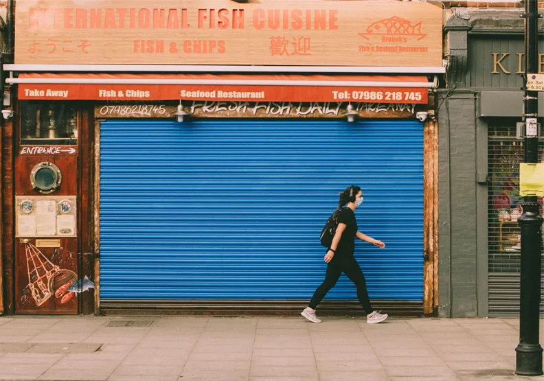 圖／去年4月的英國街頭。Unsplash by Edward Howell