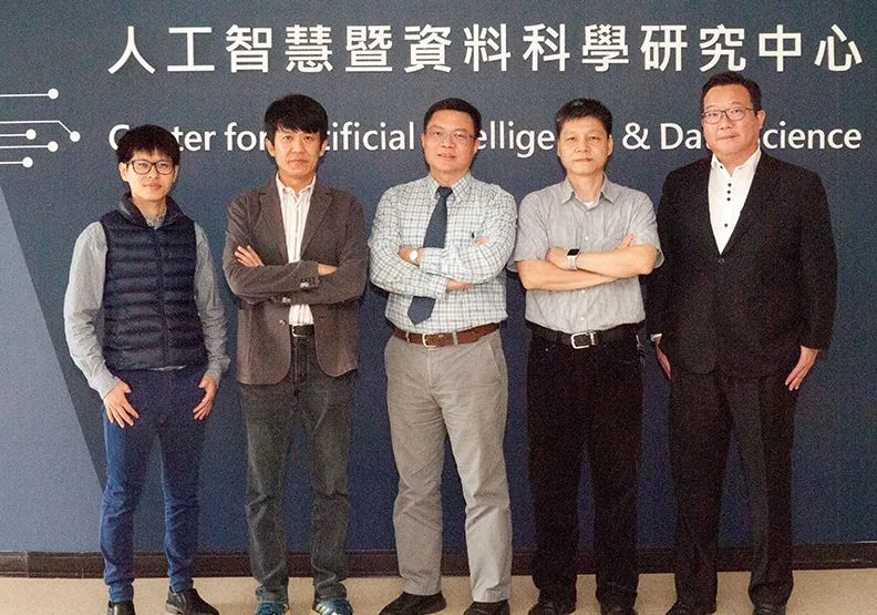 圖 / 明志科技大學AI中心的堅強陣容(由左到右依序為AI 中心副主任陳思翰、主任鄒慶士、研發長劉豐瑞、AI 中心副主任陳延禎、敦陽科技翟宥誠副總；明志科大提供)