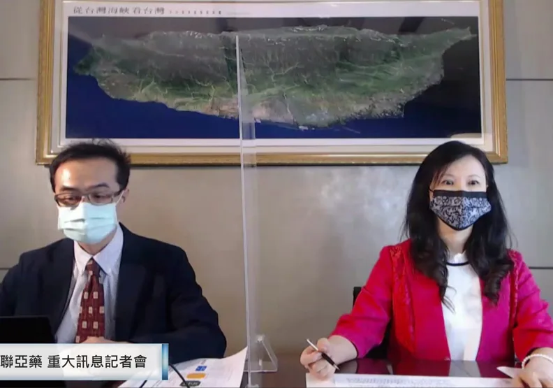 聯亞藥業副總兼發言人范瀛云(右)，聯亞生技董事長特助彭文君(左)。