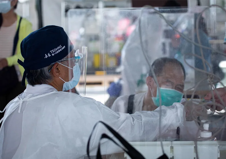 確診及居隔人數攀升，衛生所人員趕不及開居隔單被民眾罵翻。此為資料照，池孟諭攝