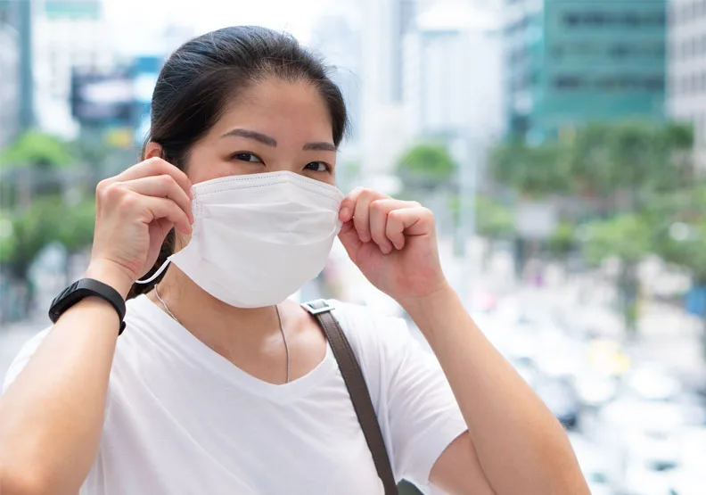 放寬口罩規定！即日起騎機車、腳踏車等情境免戴口罩，圖解最新措施。僅為情境配圖，取自shutterstock