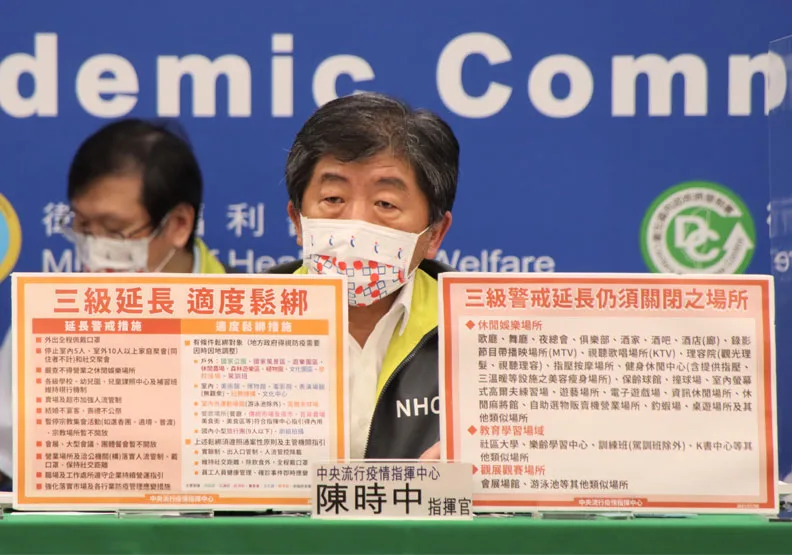中央流行疫情指揮中心今天宣布，全國第三級警戒延到26日，但適度鬆綁，並同步公布「微解封」場所範圍。中央流行疫情指揮中心提供