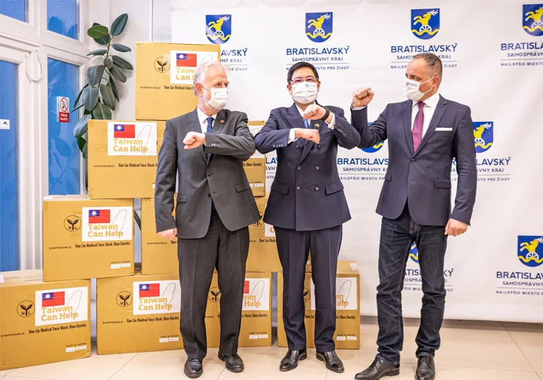 圖／台灣先前贈與斯洛伐克口罩。取自Taiwan na Slovensku 駐斯洛伐克代表處臉書粉絲專頁