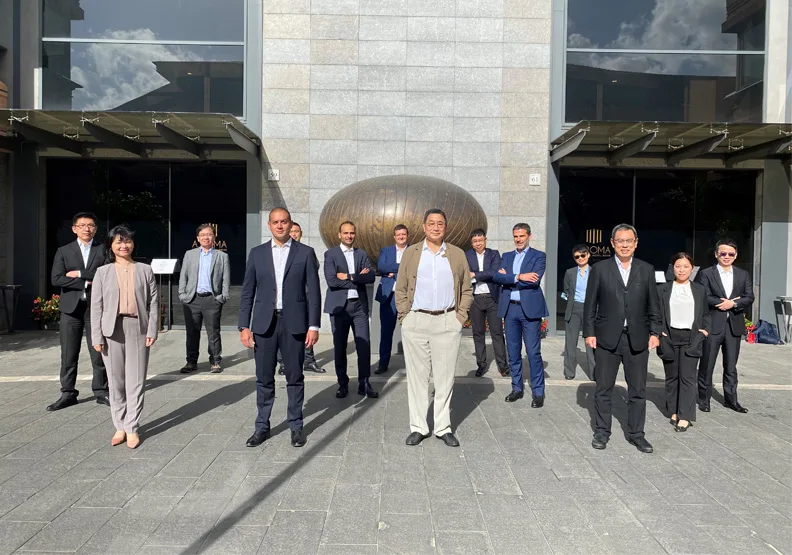 圖／台泥董事長張安平（中）與台泥總經理李鐘培（前排右一），NHΩA CEO Carlalberto Guglielminotti （前排右三）及團隊成員在義大利合影。台泥提供