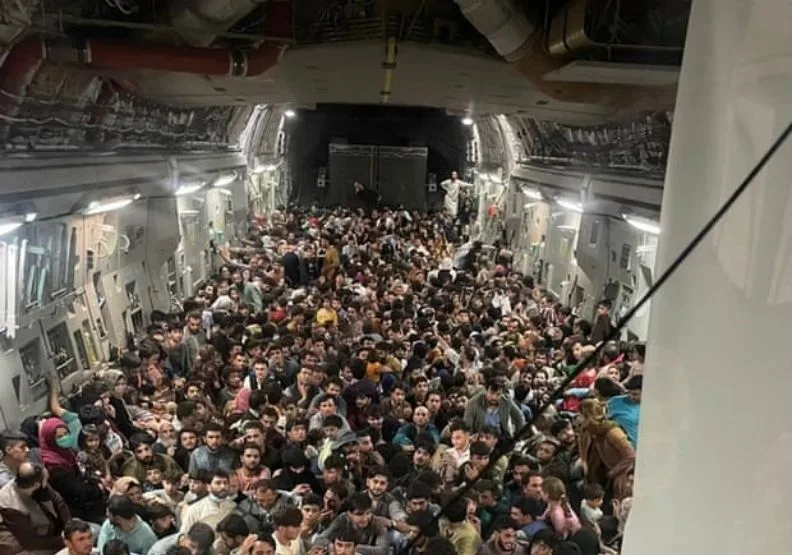 圖／15日，美國空軍C-17「全球霸王III」運輸機載著823人撤出阿富汗。儘管已超出正常載運量，機組員仍決定載著機上所有難民。取自Steve Cortes推特。