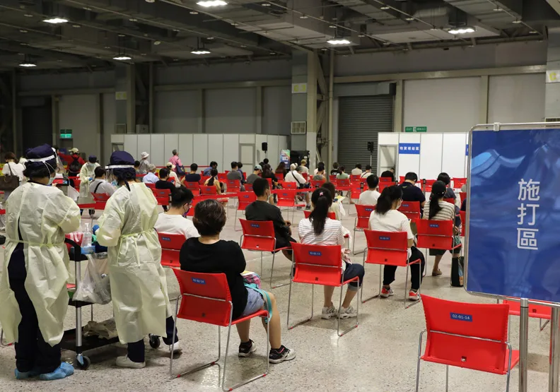 圖／高端疫苗開打首日畫面。蘇義傑攝