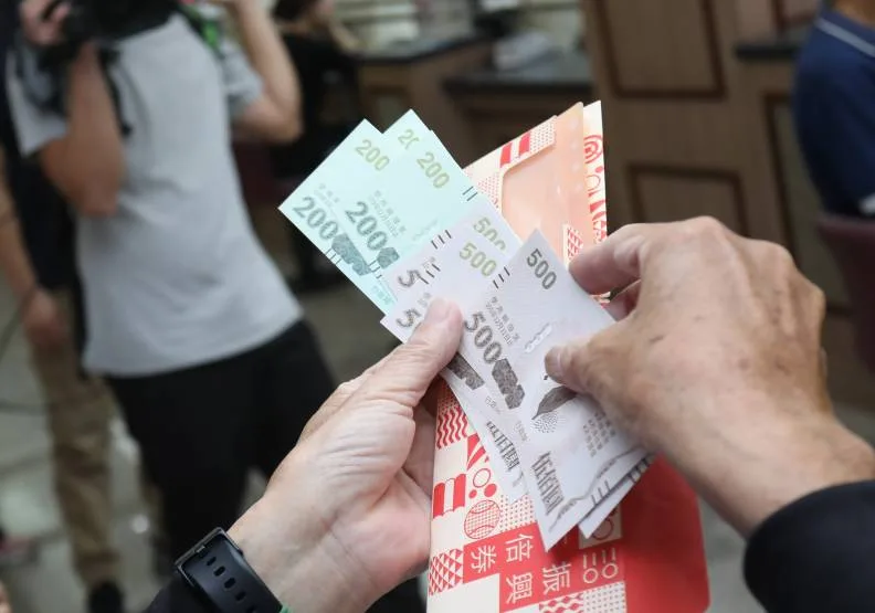 圖／量販、百貨、電商等各大通路都祭出優惠搶五倍券商機。蘇義傑攝