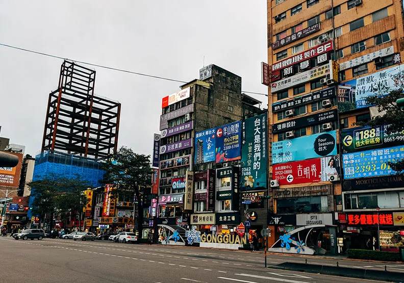 台灣面臨高房價、通膨與地緣政治等風險，如何應對經濟不確定性至關重要。取自unsplash