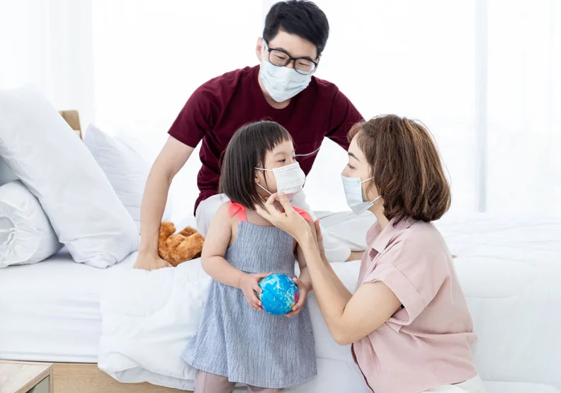 圖解最新兒童、成人確診分流收治原則！未滿周歲嬰兒2症狀即收治住院。僅為情境配圖，取自Shutterstock