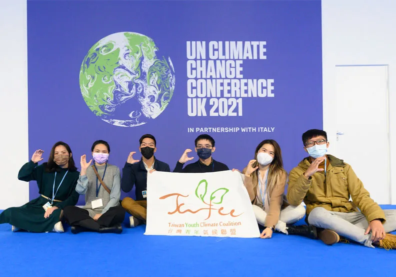 圖／6位台灣青年氣候聯盟的成員前進COP26現場。台灣青年氣候聯盟提供