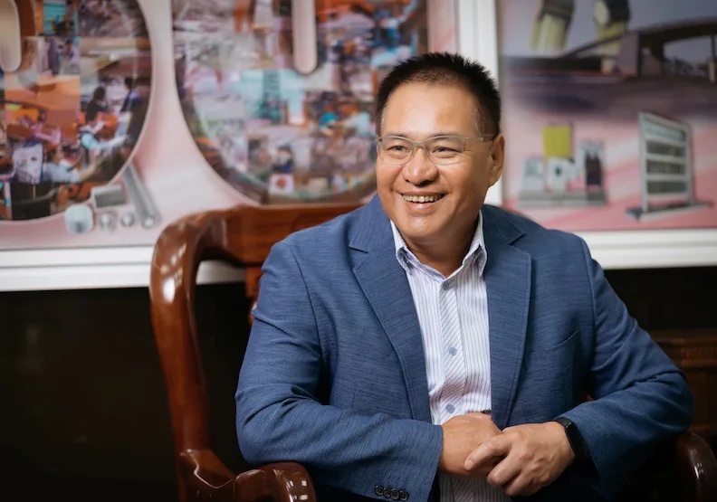 台灣鋁業界具有領頭羊啟翔輕金屬科技董事長陳百欽帶領團隊，從鋁建築材料跨足品牌家具、綠能、醫療產品，以多角化產品策略不斷創新、佈局國際。
