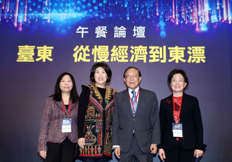 圖／午宴由遠見資深總主筆彭杏珠（左一）引言，台東縣長饒慶鈴（左二）發表演講。遠見．天下文化事業群創辦人高希均（右二）與發行人王力行（右一）合影紀念。蘇義傑攝