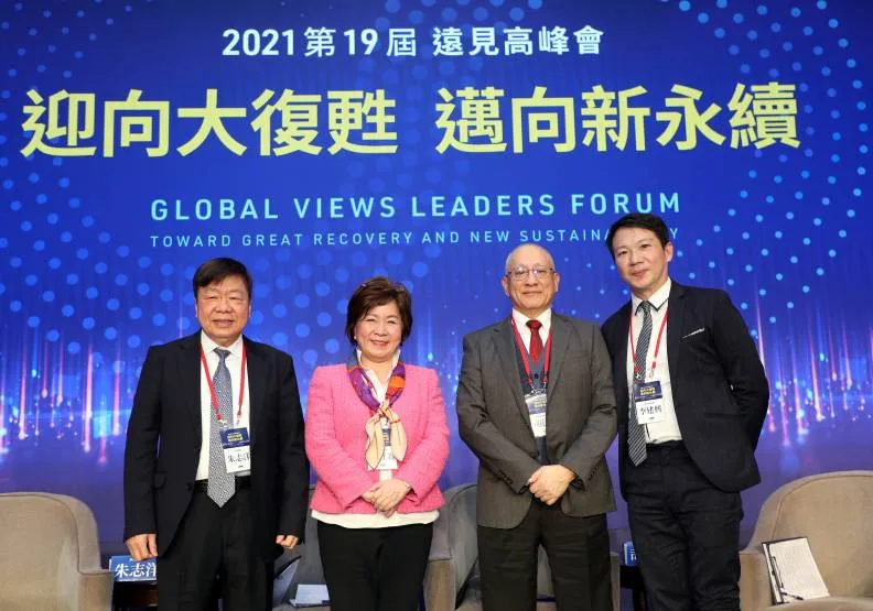 針對企業接班議題，友嘉集團總裁朱志洋（左起）、天成醫療體系創辦人張育美、政大名譽講座教授司徒達賢提出精闢見解，由《遠見》總編輯李建興主持。張智傑攝