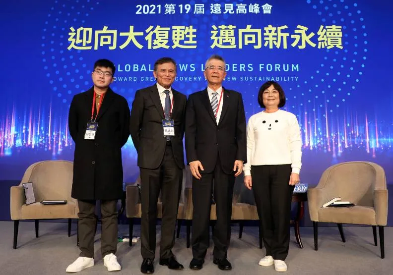 小柒咖啡創辦人邱思奇（左起）、京城銀行董事長戴誠志、信義企業集團創辦人周俊吉、台灣地方創生基金會董事長陳美伶等貴賓，就「地方創生」議題分享看法。蘇義傑攝