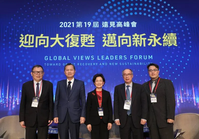 國立陽明交通大學校長林奇宏（左起）、北榮民總醫院院長許惠恒、國家衛生研究院院長梁賡義、台北市立關渡醫院院長陳亮恭等人，針對高齡醫學交流觀點，由遠見‧天下文化事業群發行人王力行（中）主持。張智傑攝