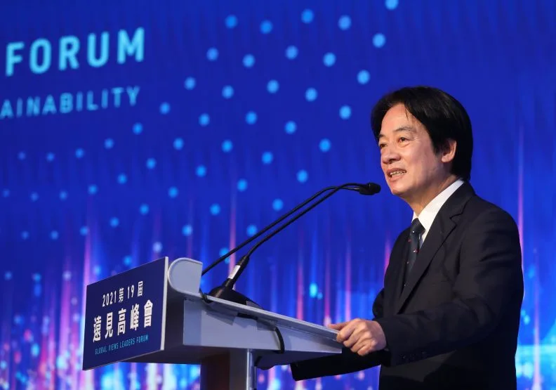 圖／台達電子副總裁唐修平（左起）、漢翔航空工業董事長胡開宏、台電公司副總經理王耀庭、台灣智慧電動車及綠能科技協會祕書長賴慶明，針對電動車的未來於遠見高峰會交流寶貴意見。張智傑攝