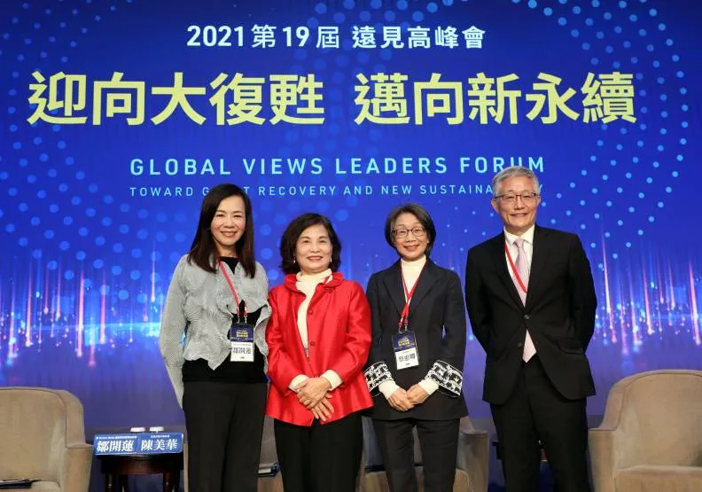 鄒開蓮（左起）、陳美華、蔡惠卿一同探討未來教育方向，右為論壇主持人周行一。張智傑攝