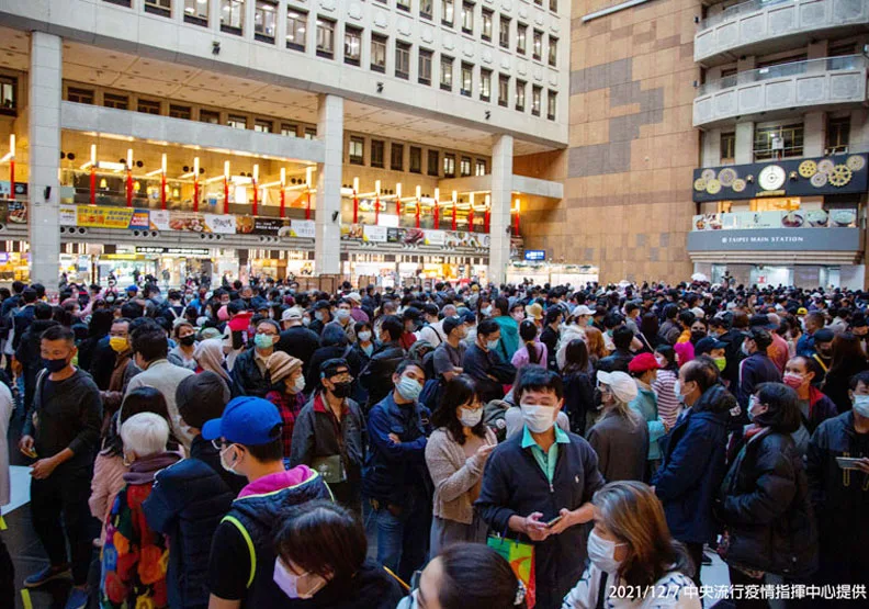 指揮中心於台北車站設置莫德納疫苗接種站，今天下午1時開打，現場人潮爆滿。中央流行疫情指揮中心提供
