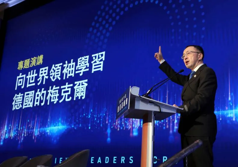 台灣大學社會科學院院長蘇宏達發表演講，分析德國前總理梅克爾的成功之道。蘇義傑攝