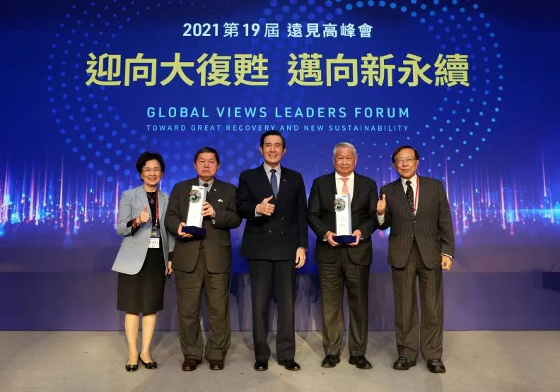 徐旭東（左二）、吳敏求（右二）獲頒終身成就獎，並與王力行（左一）、馬英九（中）、高希均（右一）合影。