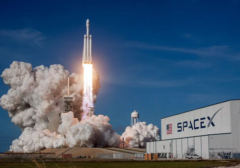 SpaceX公司開發多用途火箭和太空飛船，在2022年的市值估計為1430億美元。。取自unsplash