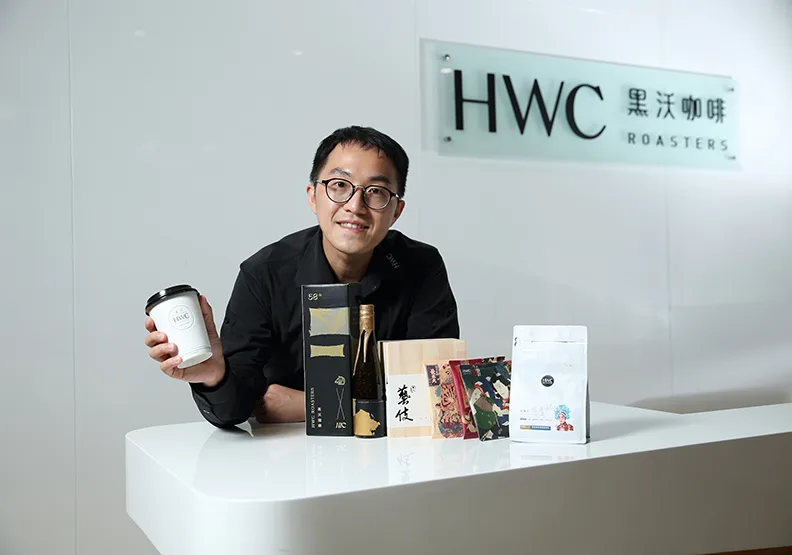 圖 / 黑沃咖啡策略長鍾曜羽表示，黑沃咖啡在「中小食品製造業數位轉型推動計畫」下，透過數位轉型順利將坊見常見的外帶咖啡，以獨特的智慧咖啡販賣機呈現。