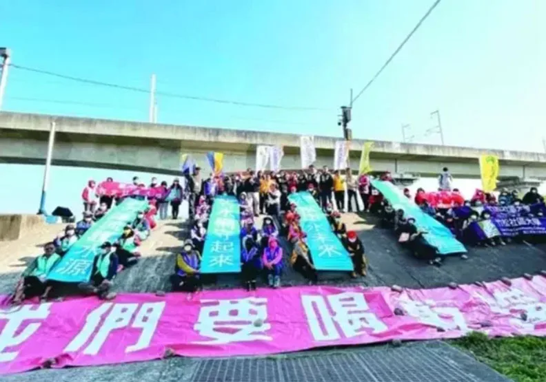 台灣乾淨水行動聯盟發起「喝好水」地方公投案，沒有政黨奧援，靠著公民行動獲得不少民團、黨派支持，也是昨天唯一通過的公投案。圖／聯合新聞網