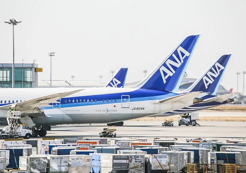 ANA自2020年4月起，就虧損了高達4046億日幣，創下史上的新高。員工年薪也一口氣大砍三成，近兩年的獎金更是一毛都拿不到。圖／shutterstocks by thipjang