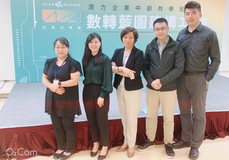 圖/歐俋伶(右三)認為「未來的數位轉型，企業必須側重組織結構、工作型態、工作技能培養等三大面向。」