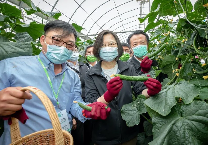嘉義縣縣長翁章梁與總統蔡英文合影。
