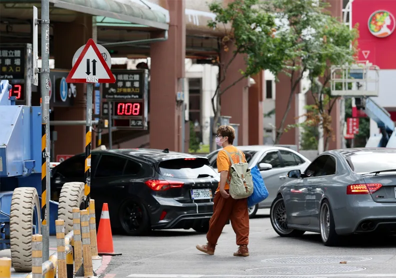 圖／為避免民眾佔用車格過久出現排隊停車現象，北市府鎖定鎖定百貨林立、商圈鬧區附近的停車場調高費率，預計於2月底將新版草案送北市法務局。聯合新聞網提供