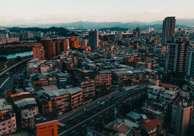 圖／為打擊囤房，下半年許多地方政府將跟進實施囤房稅差別稅率。僅為情境配圖。by Tom Ritson on Unsplash