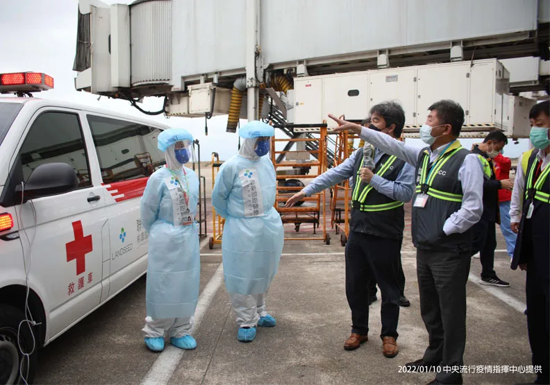 近日桃園機場感染風暴愈滾愈大，疫情指揮官陳時中（右一）、桃機前進指揮所負責人王必勝（右二）緊急到桃機現場巡查。疫情指揮中心提供