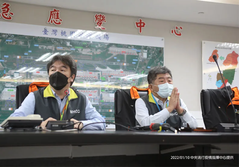 圖／桃機前進指揮所指揮官王必勝（左）、指揮中心指揮官陳時中（右）。中央流行疫情指揮中心提供
