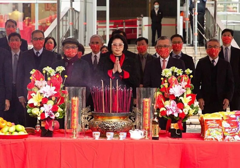 裕隆集團執行長嚴陳莉蓮（中）帶領集團主管舉行新春開工祭拜祈福。裕隆集團提供