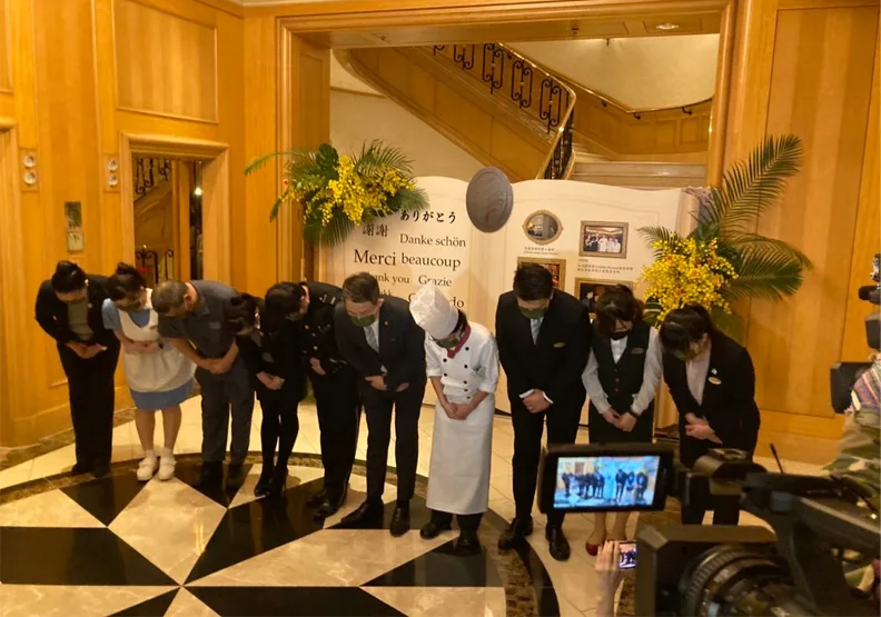 圖／西華熄燈，員工一字排開鞠躬告別。聯合新聞網提供