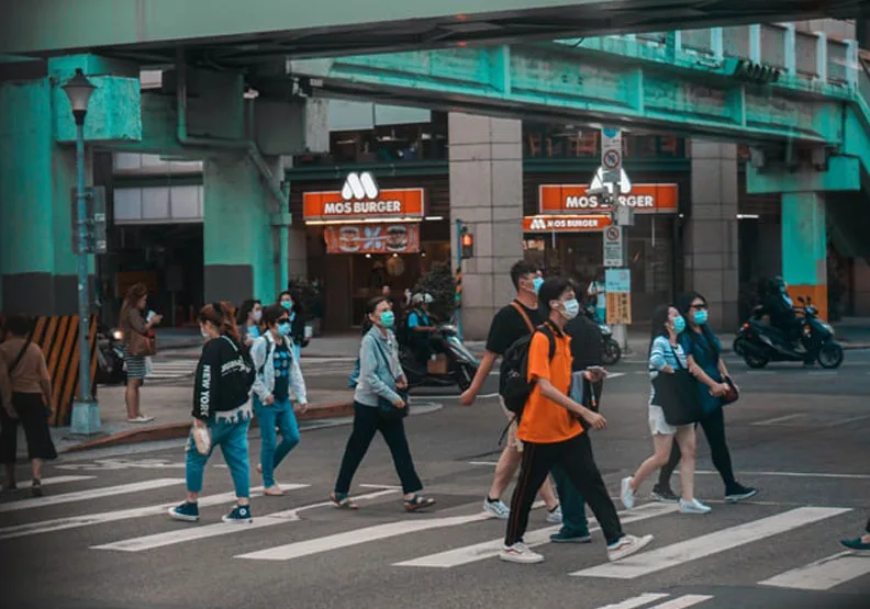 連6天單日6萬例，本土疫情達頂峰？檢驗量能遇瓶頸？陳時中回應了。Unsplash by Lisanto 李奕良