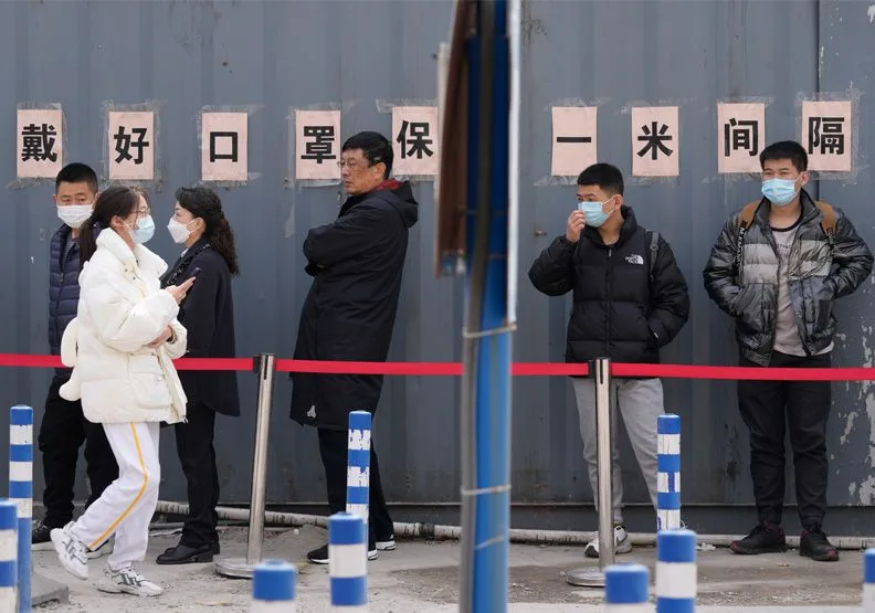 圖／北京街等待做PCR的民眾。達志影像