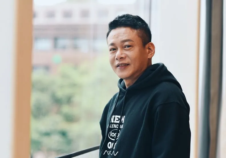 李康生在《良辰吉時》裡扮演兩個完全不同的角色