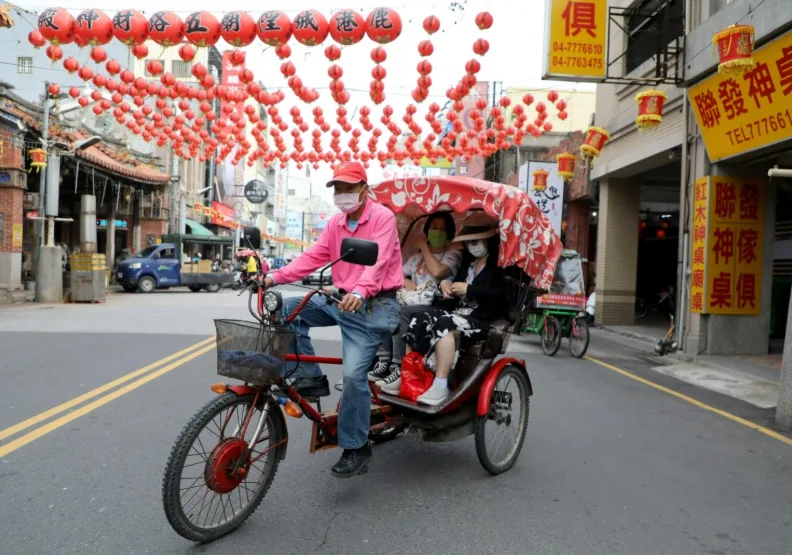 台灣第一台觀光三輪車於鹿港掛牌，在巷弄彎曲的鹿港遊覽，三輪車是最佳交通工具。退休的鹿港阿伯悠閒愜意載客，「小姐夫人」彷彿一下穿越，回到從前。張智傑攝