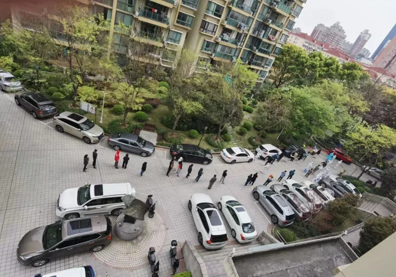 上海小區區民排隊做PCR檢測。圖片提供／梁祥賢