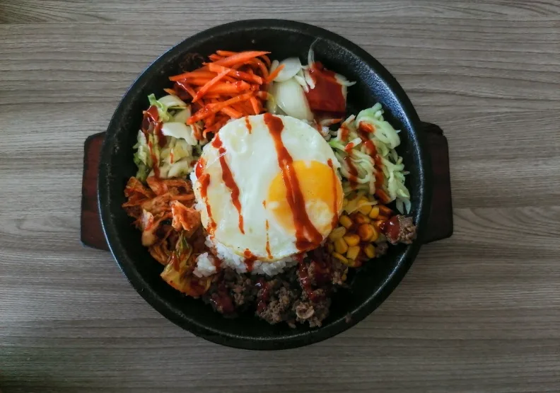 圖／石鍋拌飯。Unsplash by Ian Naag