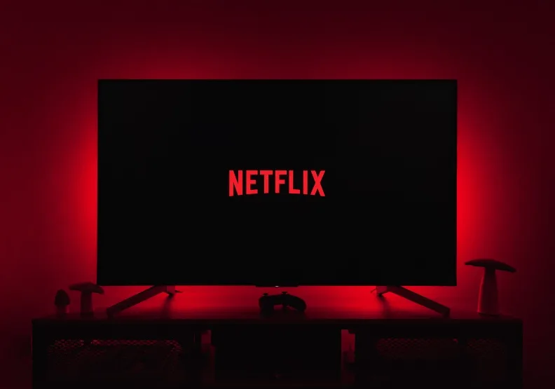 Netflix日前才因股價重挫、裁員150名員工和Q1訂戶流失20萬人之外，現在台灣Netflix粉絲團又為了該平台宣傳新劇搞「台灣買不到快篩」的迷因貼文惹禍上身。圖片來源／unsplash