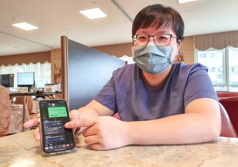 圖／台北慈濟醫院打出關鍵第一通關懷電話後，馬上發出簡訊提供專線給確診者。簡惠茹攝