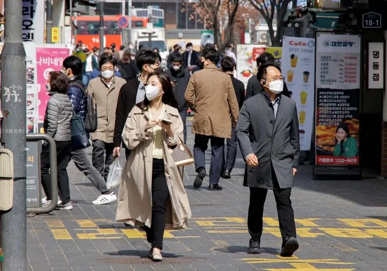 韓國雖然確診狀況嚴重，但政府已經用全面開放的態度來面對。Heo Ran