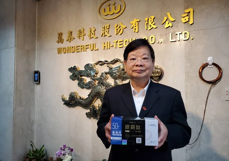 圖／萬泰科技董事長張銘烈利用集團在半導體濺鍍的技術延伸到口罩，捐贈給社會團體、公家機關及教育單位數量占了八成。胡華勝攝